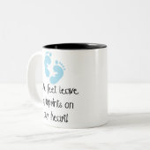 Blauwe voetafdrukken tweekleurige koffiemok (Voorkant links)