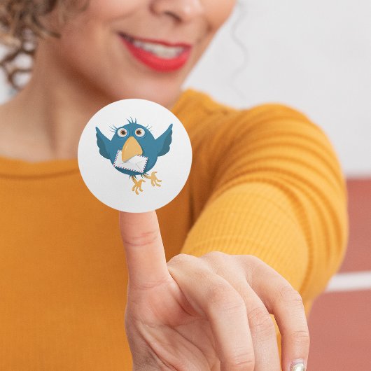 Blauwe vogel met een enveloppe met een klassieke r ronde sticker