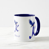 Blauwe Vogel Monogram Eerste Letter K Elegant Pers Mok (Voorkant rechts)