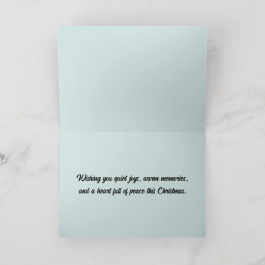 Blauwe vogelnest met versiering in winterdennenbom feestdagen kaart (Binnen)