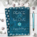 Blauwe Vrede Vreugde Liefde Sneeuwvlok Typografie  Feestdagenkaart<br><div class="desc">"Vrede, vreugde & liefde." Een leuke, speelse, sneeuwvlokillustratie en een moderne typografie op een rijke, diep blauwgroen blauwe marmeren waterverf achtergrond helpen u het vakantieseizoen in te luiden. Extra witte sneeuwvlokken en confetti stippen lijsten de kaart. Een wit sneeuwvlokpatroon bedekt de diep blauwgroen blauwe marmeren waterverf op de rug. Voel...</div>