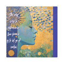 Blauwe vrouw laat controle over metalen muurkunst 