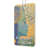 Blauwe vrouw laat luchtverfrisser los (Links)