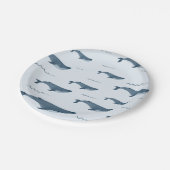 Blauwe walvissen zwemmen in de oceaan papieren bordje (Gekanteld)