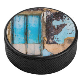 Blauwe wand en deur hockey puck