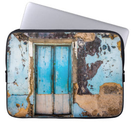 Blauwe wand en deur laptop sleeve