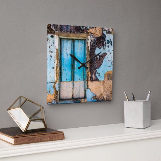 Blauwe wand en deur vierkante klok (Kantoor)