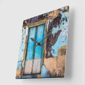 Blauwe wand en deur vierkante klok (Hoek)