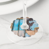 Blauwe wand en deur wijnglaslabel (Dichtbij)