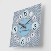 Blauwe wandklok voor breiliefhebbers (Hoek)