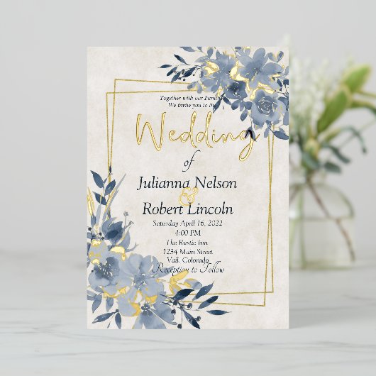 Blauwe waterverf bloem en gouden lijst bruiloft folie uitnodiging (Staand Voorkant)