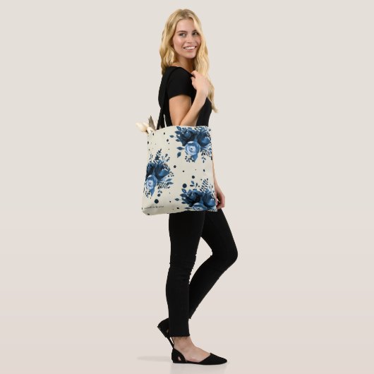 Blauwe Waterverf Bloemen met Stippen en Naam toevo Tote Bag (Op model)