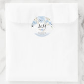 Blauwe Waterverf Bloemen Monogram Bruiloft Favor Ronde Sticker (Tas)