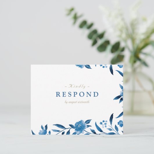 Blauwe Waterverf bloemenChinoiserie Bruiloft RSVP Uitnodiging Briefkaart (Staand voorkant)