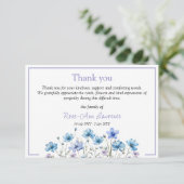 Blauwe waterverf bloemenweide bloemen begrafenis bedankkaart (Staand voorkant)