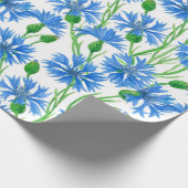 Blauwe waterverf cornbloemen, wilde bloemen op wit cadeaupapier (Hoek)