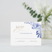 Blauwe Waterverf Floral Faux Folie RSVP Briefkaart (Staand voorkant)