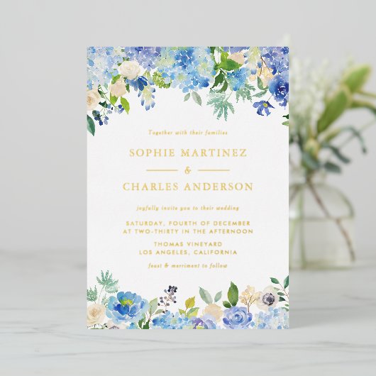 Blauwe Waterverf Hydrangeas Botanical Wedding Folie Uitnodiging (Staand Voorkant)