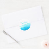 Blauwe waterverf langs de oceaan ronde sticker (Envelop)