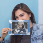 Blauwe Waterverf Snowflakes Hanukkah Holiday Foto Feestdagenkaart<br><div class="desc">Cute en grappig, dit vakantie-briefkaart is de perfecte manier om de groeten van het seizoen naar vrienden en familie te sturen. Biedt een blauwe waterverf met witte sneeuw en bokeh. Verander het fotomalplaatje in uw. De voor- en achterzijde hebben tekst die kan worden gewijzigd om aan uw familienaam en retouradres...</div>