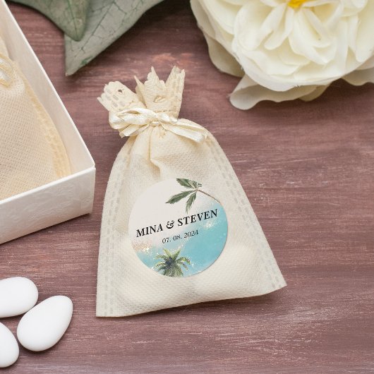 Blauwe waterverf tropisch strand gouden bruiloft ronde sticker