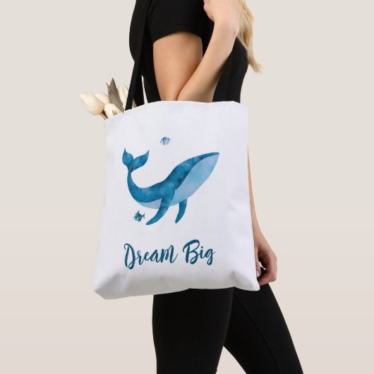 Blauwe Waterverf walvis, Inspirerend droomcitaat Tote Bag (Dichtbij)