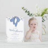 Blauwe Wildbloemen Coquette Bow Foto Baby shower Kaart (Staand voorkant)