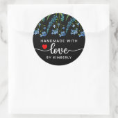 Blauwe Wildbloemen Handgemaakt met Love Black Ronde Sticker (Tas)
