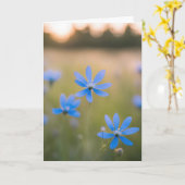 Blauwe Wildbloemen in het veld voor sympathie Kaart (Gele Bloem)