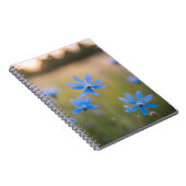 Blauwe Wildbloemen in Meadow Notitieboek (Rechterzijde)