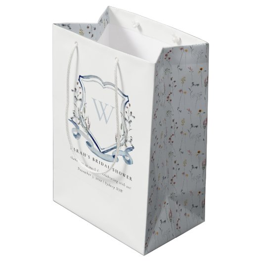 Blauwe Wilde Bloem Monogram Wapen Bruiloft Feest Medium Cadeauzakje (Achterkant Gekanteld)