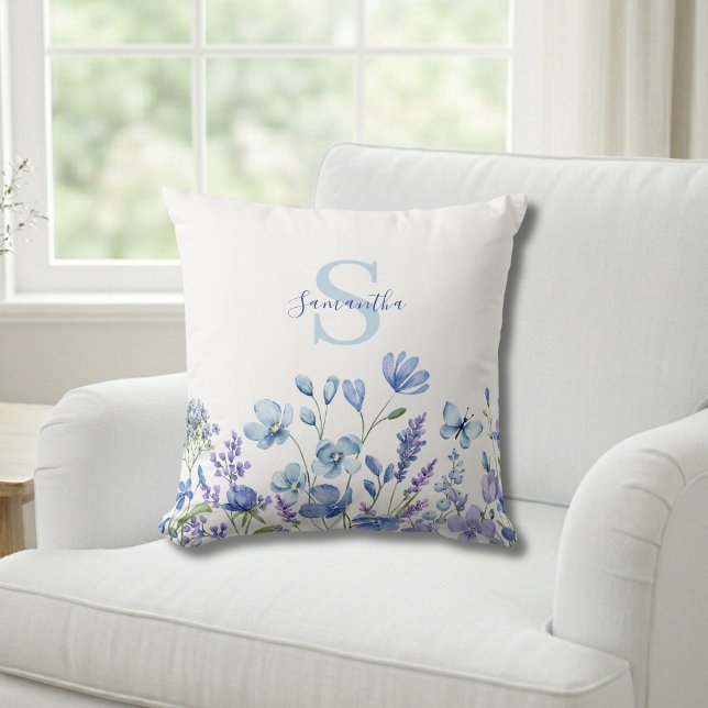  Blauwe wilde bloem waterverf monogram naam  Kussen (Creator heeft geüpload)