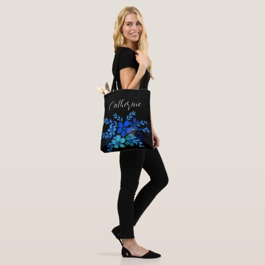 Blauwe wilde bloemen Boho Script Gepersonaliseerde Tote Bag (Op model)