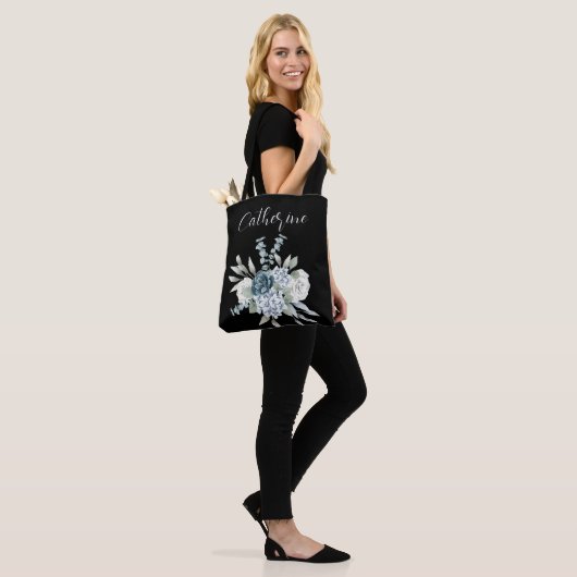 Blauwe wilde bloemen Boho Script Gepersonaliseerde Tote Bag (Op model)