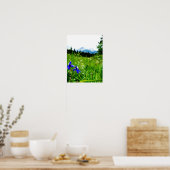 Blauwe wilde bloemen door bergpieken poster (Keuken)