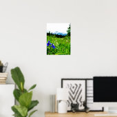 Blauwe wilde bloemen door bergpieken poster (Thuiskantoor)