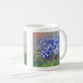 Blauwe wilde bloemen in een veldeffectschildering koffiemok (Voorkant rechts)