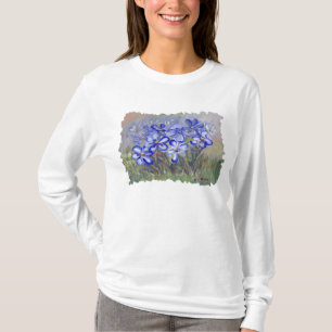 Blauwe wilde bloemen in een veldeffectschildering t-shirt