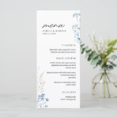 Blauwe Wilde Bloemen Monogram Trouw Menu (Staand voorkant)