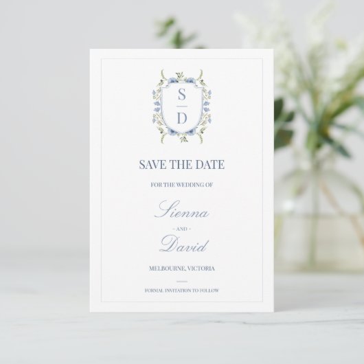 Blauwe Wilde Bloemen Monogram Wapen Save The Date (Staand voorkant)