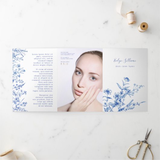 Blauwe Wilde Bloemen Trifold Brochure Drieluik Kaart (Buitenkant)