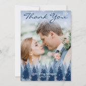 Blauwe Winter Wonderland Pine Kerstbruiloft Bedankkaart (Voorkant)