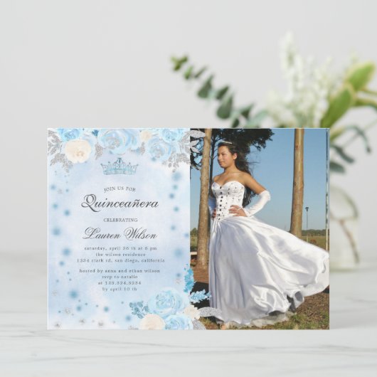 Blauwe Winter Wonderland Quinceanera uitnodiging (Staand voorkant)
