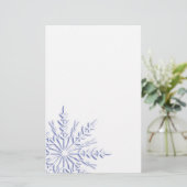 Blauwe wintersneeuwvlok op wit briefpapier (Staand voorkant)