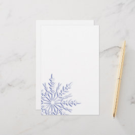 Blauwe wintersneeuwvlok op wit briefpapier