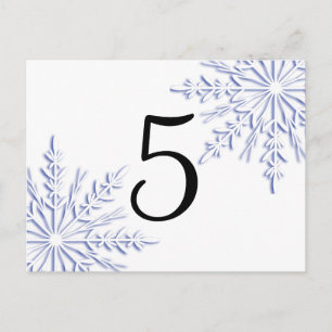 Blauwe wintersneeuwvlokken op wit tabelnummer briefkaart