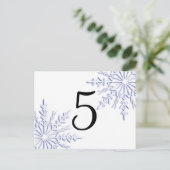 Blauwe wintersneeuwvlokken op wit tabelnummer briefkaart (Staand voorkant)