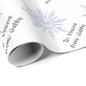 Blauwe wintersneeuwvlokken op witte feestdag cadeaupapier (Rol Hoek)