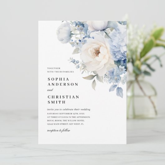 Blauwe & Witte Bloemen Bruiloft Uitnodiging (Staand voorkant)