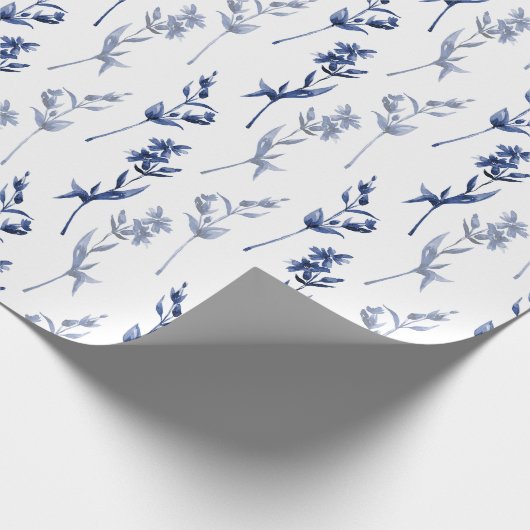 Blauwe & witte bloemen op een stengel cadeaupapier (Hoek)